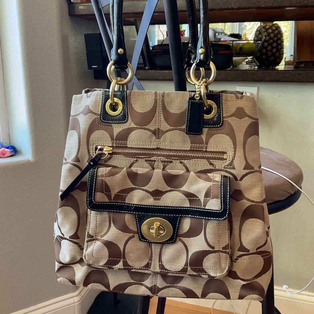 Authentic large Coach Bag, it’s practically new just used for a day